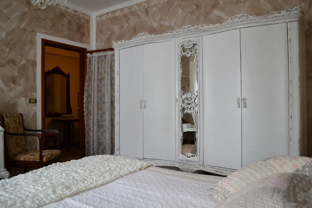 Le Bouganville Apartment Desenzano del Garda Chambre photo